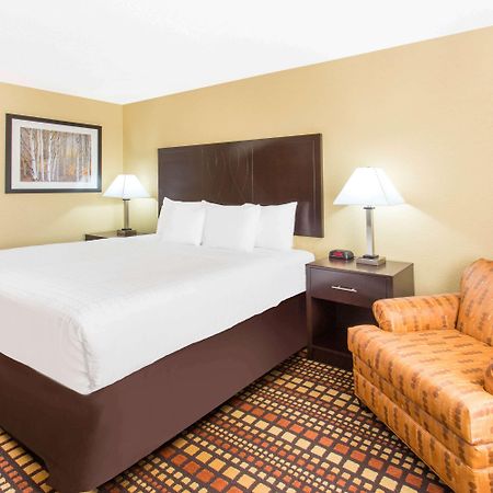 Days Inn & Suites By Wyndham Davenport East Exterior foto