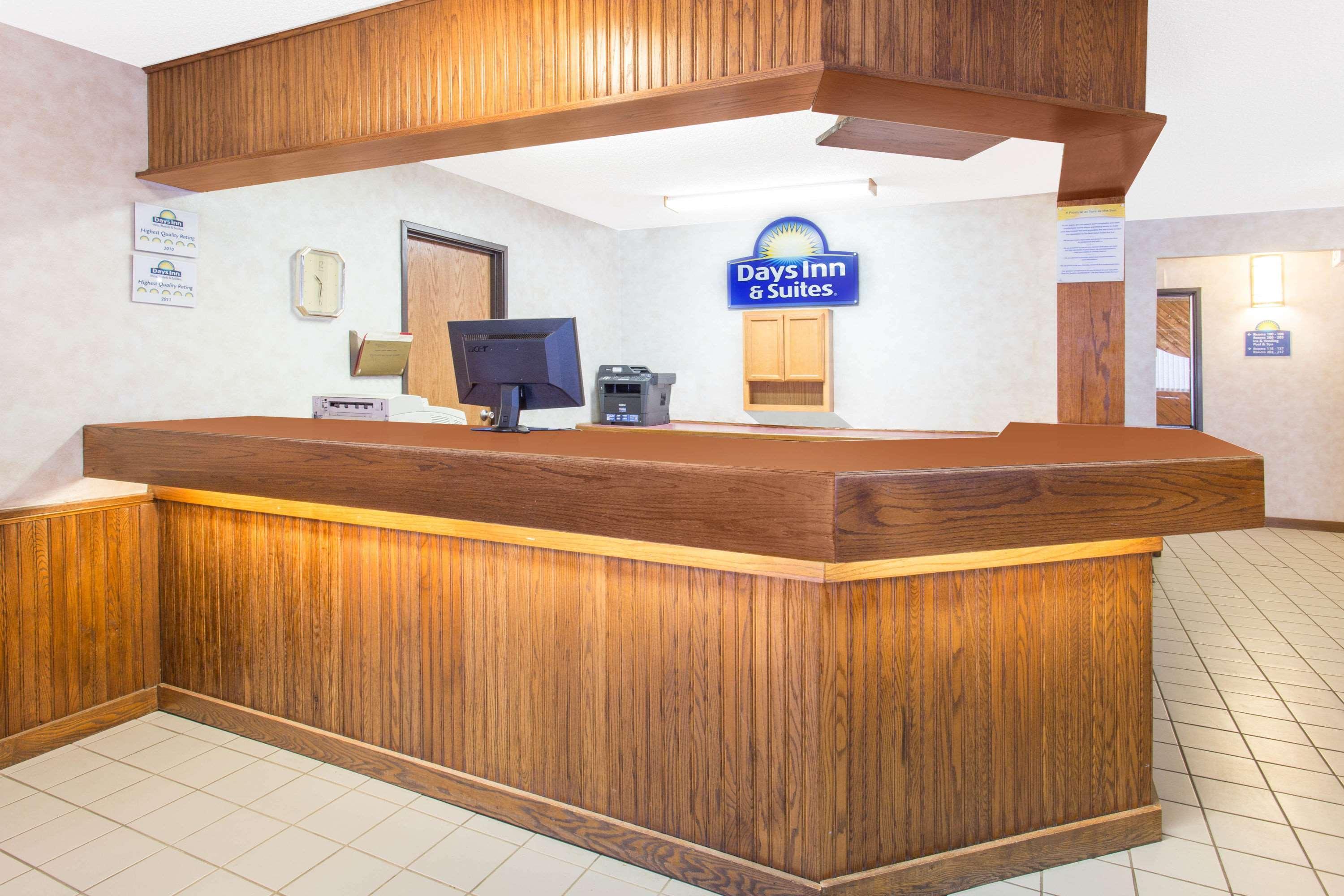Days Inn & Suites By Wyndham Davenport East Exterior foto