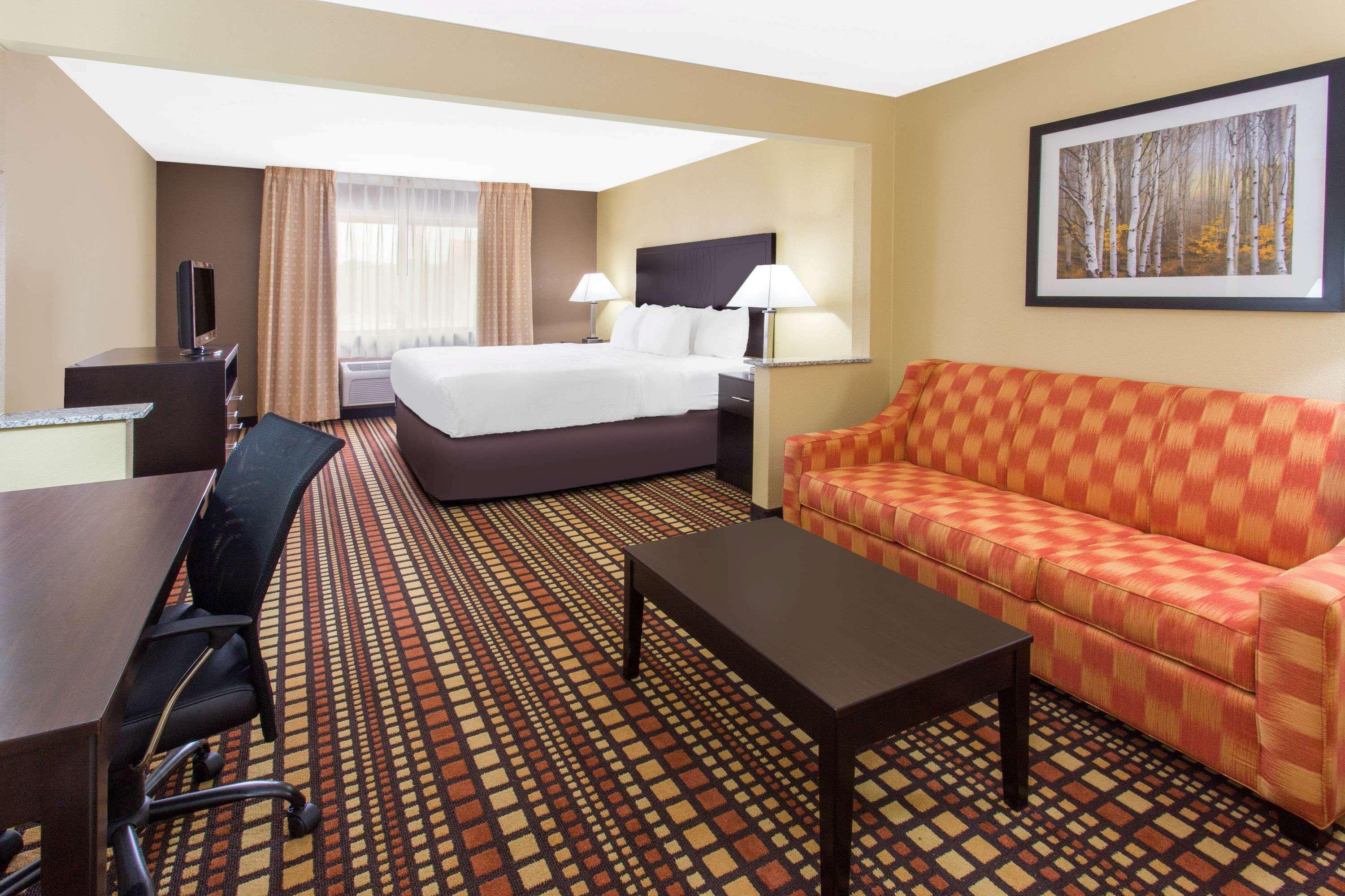 Days Inn & Suites By Wyndham Davenport East Exterior foto