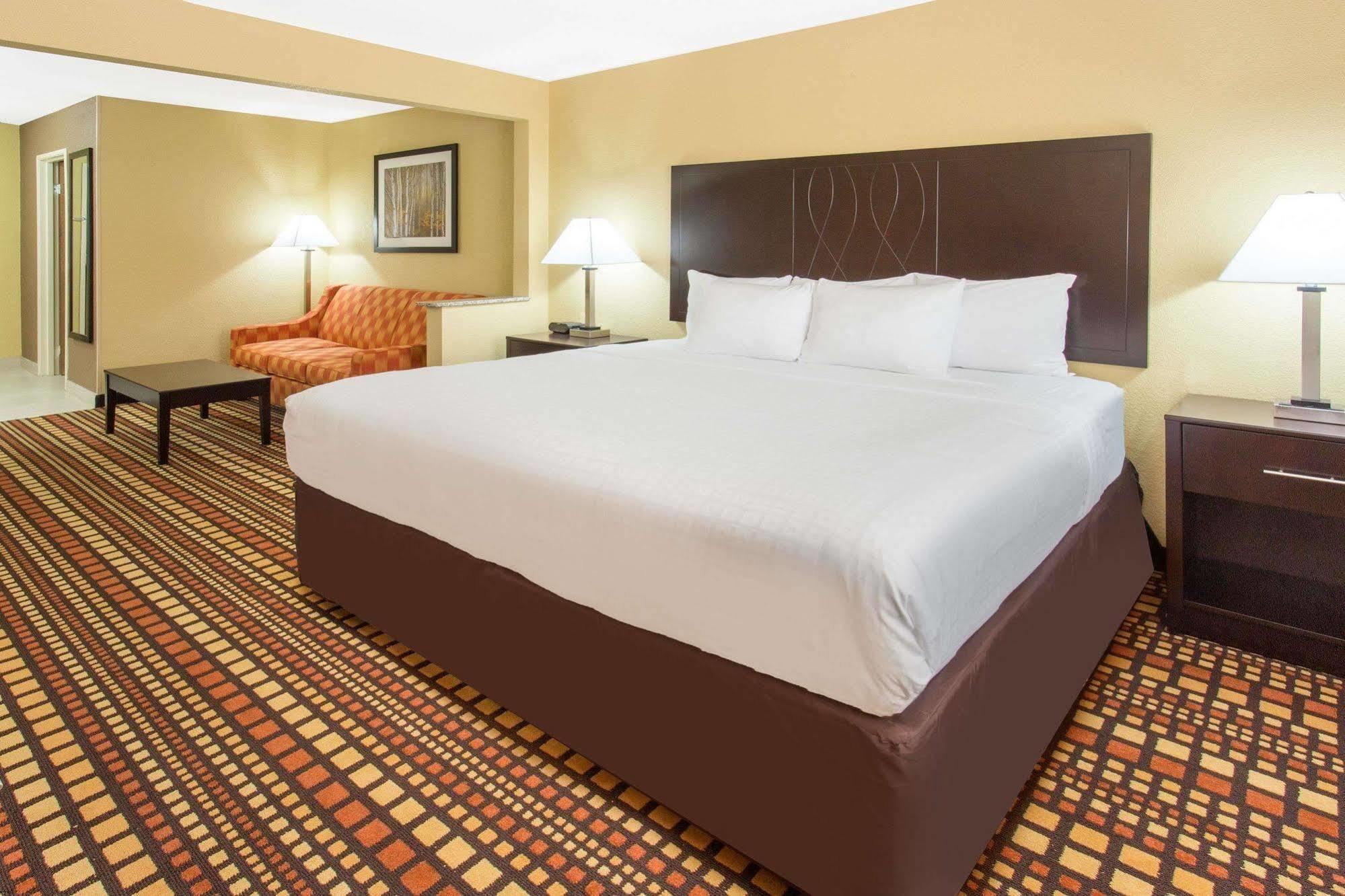 Days Inn & Suites By Wyndham Davenport East Exterior foto